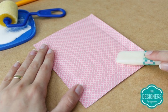 Use dobradeira para pressionar o papel sobre o papel Paraná
