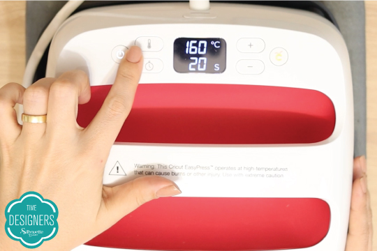 Use a prensa térmica Easy Press 2 para aplicar o transfer no tecido