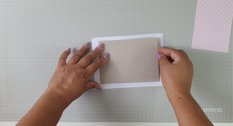 centralize o papelão em cima do papel adesivo - blog silhouette
