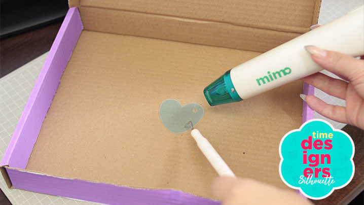 Você tambem pode usar o Soprador de Ar Quente para Embossing da Mimo para aquecer as peças - Blog Silhouette