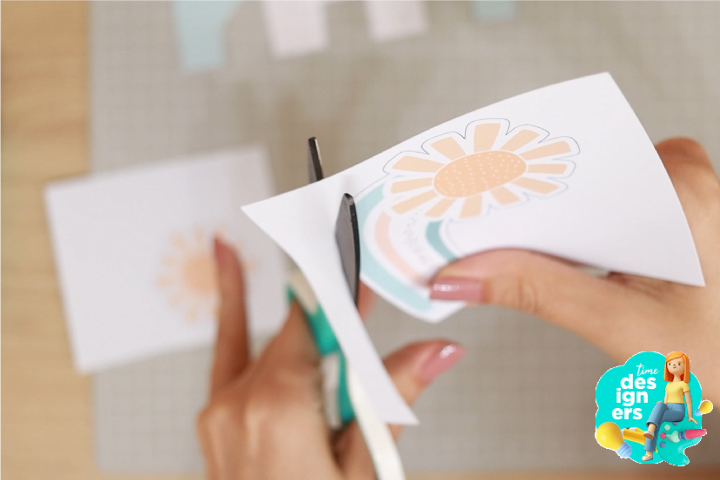 Use a tesoura para fazer o acabamento e finalizar a sua caixa de papel