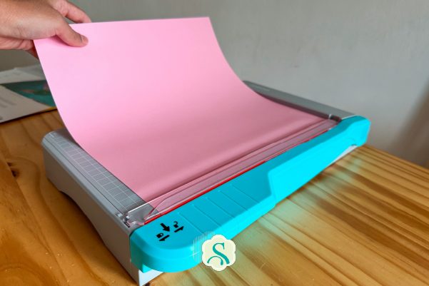posicionando o papel na guilhotina A4 Mimo