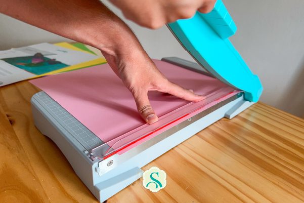 cortando papel color pop na guilhotina A4 Mimo