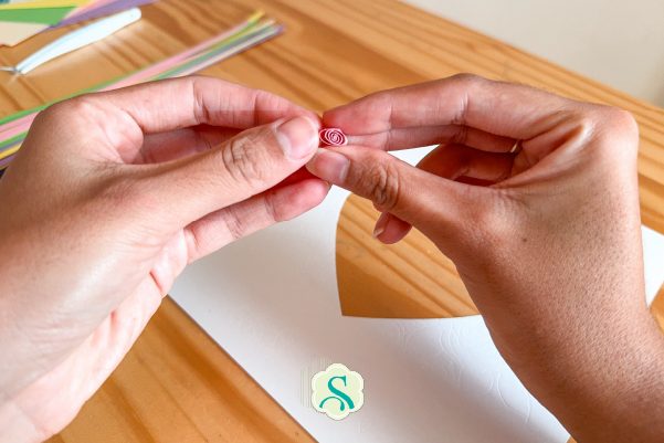 amasse o espiral de papel do quilling