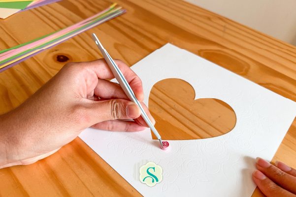 colando o miolo da flor na arte do quilling
