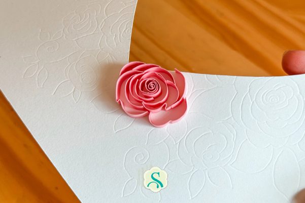 rosa feita com quilling