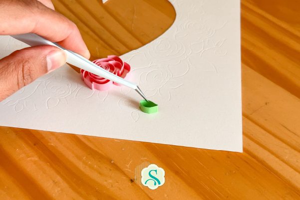 colando a folha na arte do quadro floral de quilling