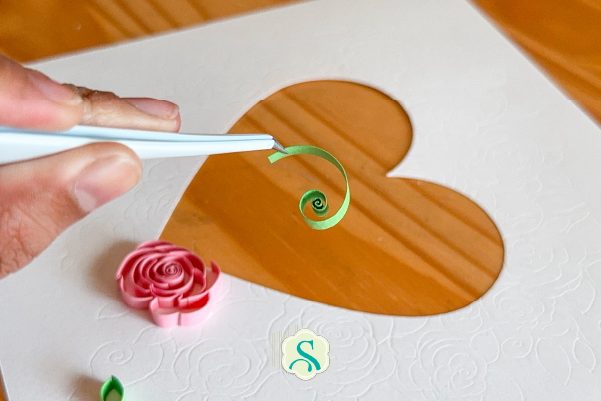 caule da flor do quadro floral em quilling