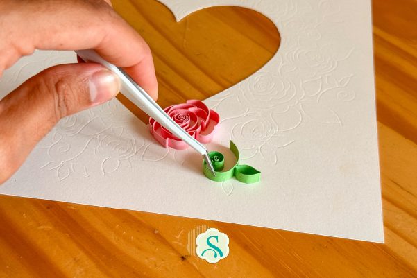 colando o caule na arte do quadro floral de quilling