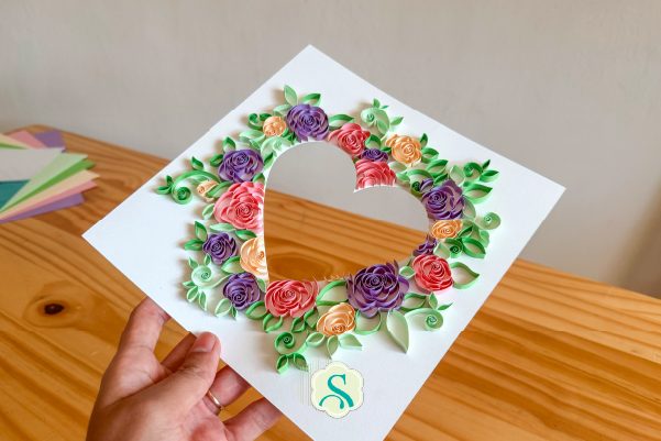 base do quadro floral em quilling feito com papel color pop Mimo