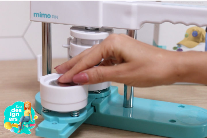 Colocando a parte de metal para fazer o botton na Mimo Pin