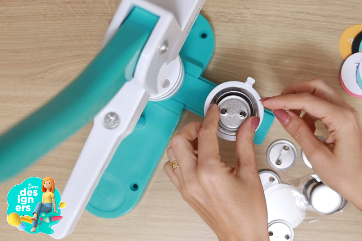 Colocando o alfinete para fazer o botton