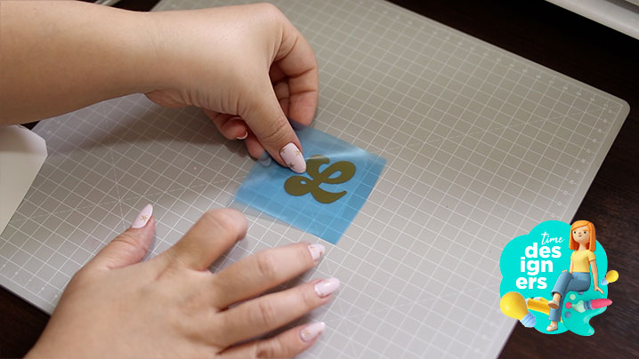 Aplicando a máscara de transferência sobre o adesivo vinil Aplicando a máscara de transferência sobre o adesivo vinil