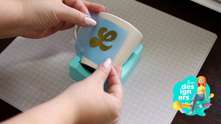 Aplicando o Vinil Adesivo na xícara Aplicando o Vinil Adesivo na xícara