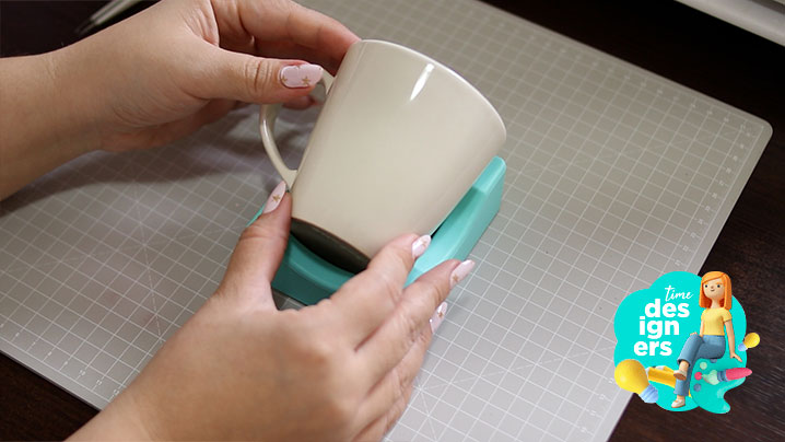 Preparando a xícara para aplicar o Vinil Adesivo Preparando a xícara para aplicar o Vinil Adesivo