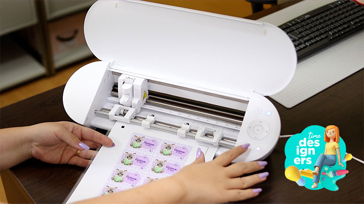 Fazendo o corte da etiquetas do volta às aulas na Portrait 4 Fazendo o corte da etiquetas do volta às aulas na Portrait 4