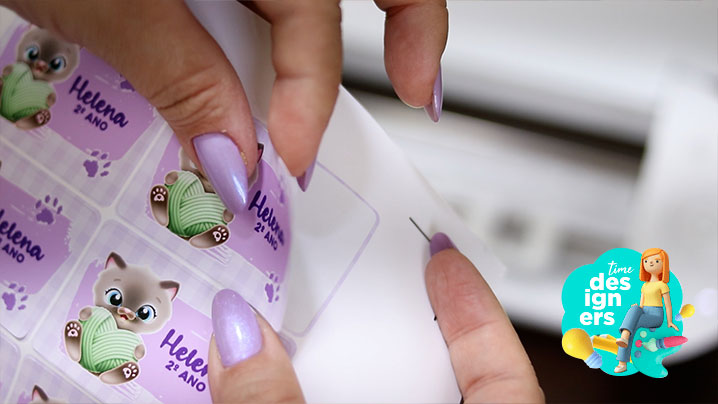 Resultado do meio corte feito nas etiquetas de volta às aulas Resultado do meio corte feito nas etiquetas de volta às aulas