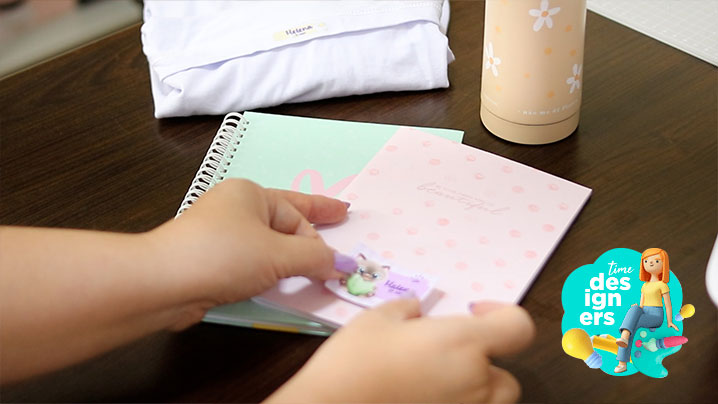 Colando a etiqueta de volt às aulas Colando a etiqueta de volt às aulas