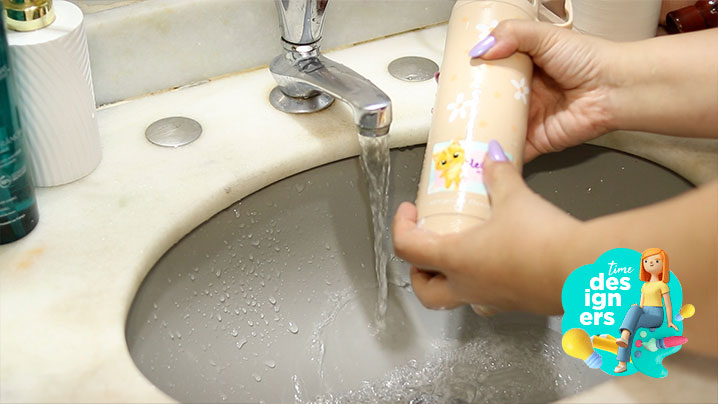 Demonstrando o Adesivo Vinil Mimo a prova d'água Demonstrando o Adesivo Vinil Mimo a prova d'água