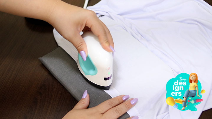 Aplicando a etiqueta na roupa com a Mimo Pressing Mini Aplicando a etiqueta na roupa com a Mimo Pressing Mini