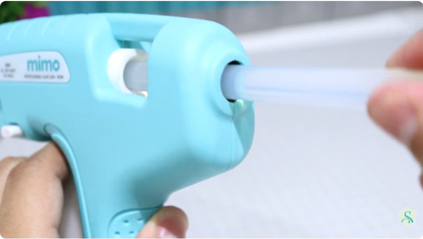 colocando a cola na pistola de cola quente