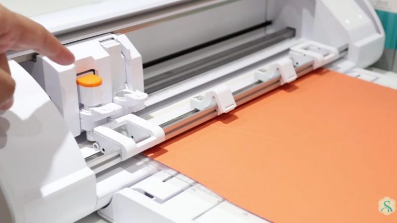 Colocando o material na máquina de corte Silhouette Colocando o material na máquina de corte Silhouette