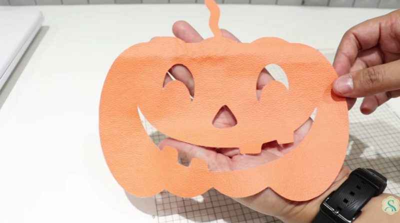 Resultado do corte no couro sintético feito na máquina de corte Silhouette Resultado do corte no couro sintético feito na máquina de corte Silhouette