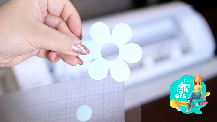 Corte feito no papel color pop luminous Mimo