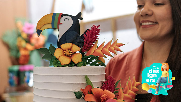 Topo de bolo feito com os papéis Mimo