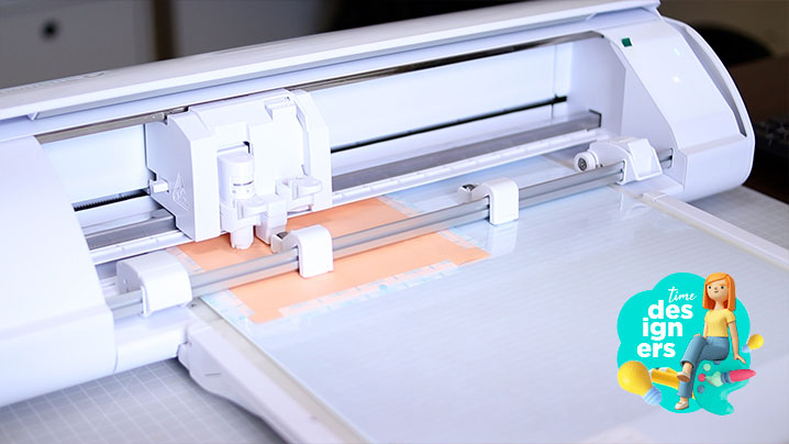 Papel seda sendo cortado na Cameo 5 Alpha