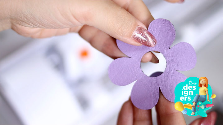 Tecido sintético recortado na Cameo 5 Alpha