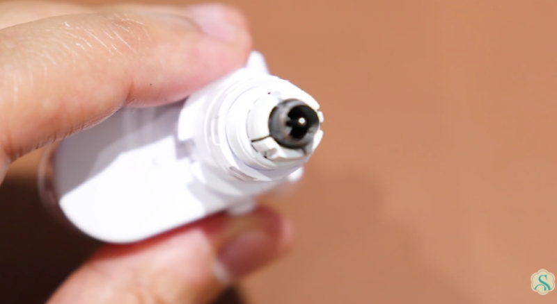 Colocando a ferramenta de perfuração de couro