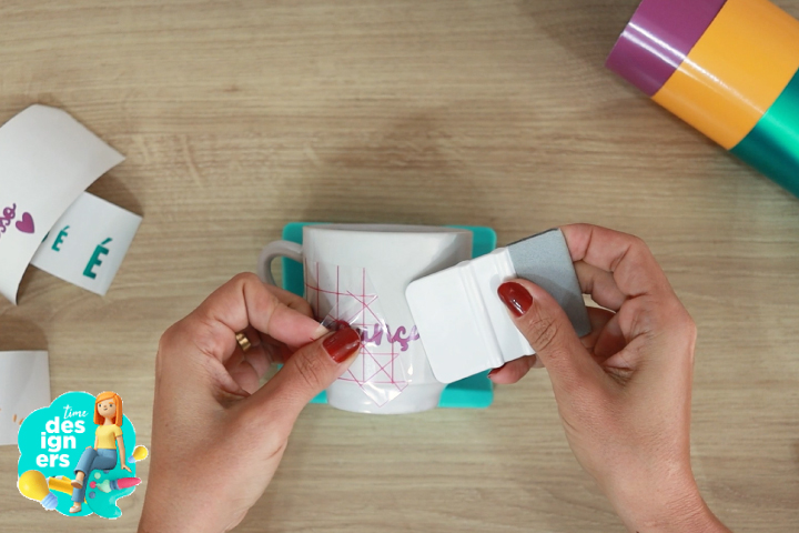 Aplicando a frase feita em adesivo vinil Aplicando a frase feita em adesivo vinil