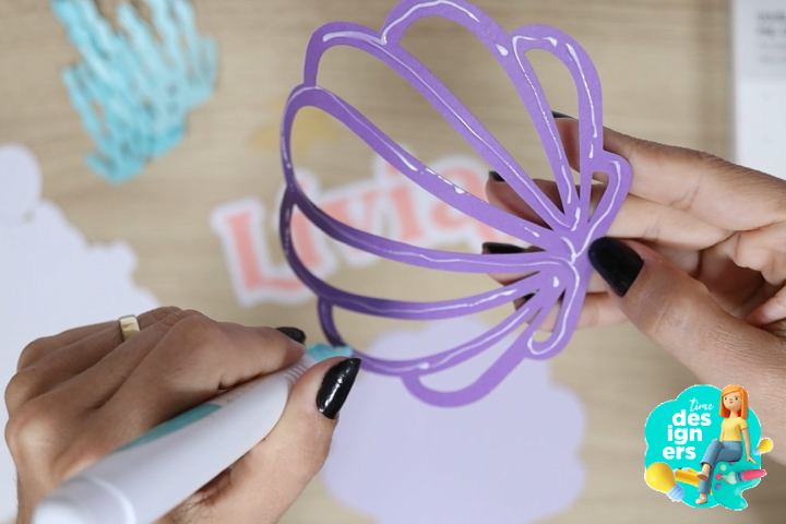 Aplicando a cola no recorte